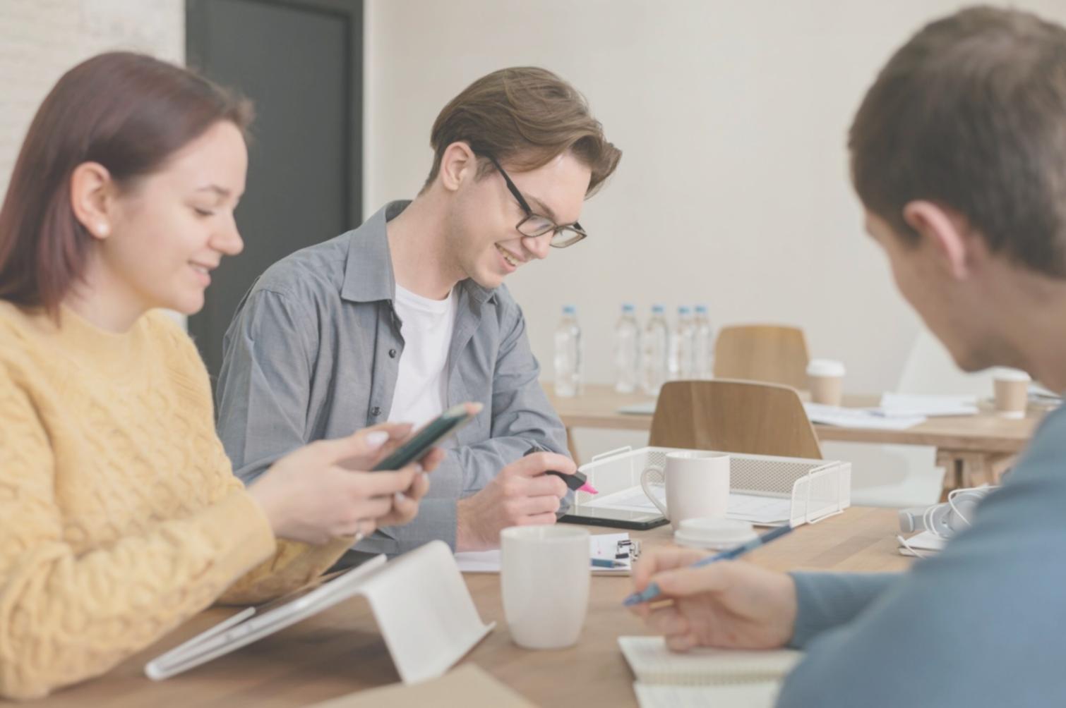 Espacio de trabajo organizado con materiales de estudio